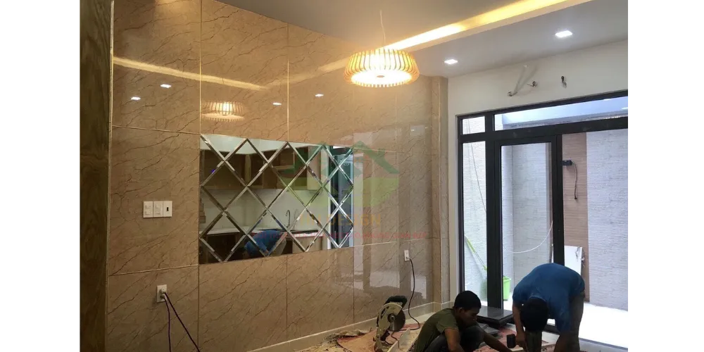 Hình ảnh thi công tấm ốp nhựa giả đá PVC tại Bình Thạnh, tô điểm cho nội thất.