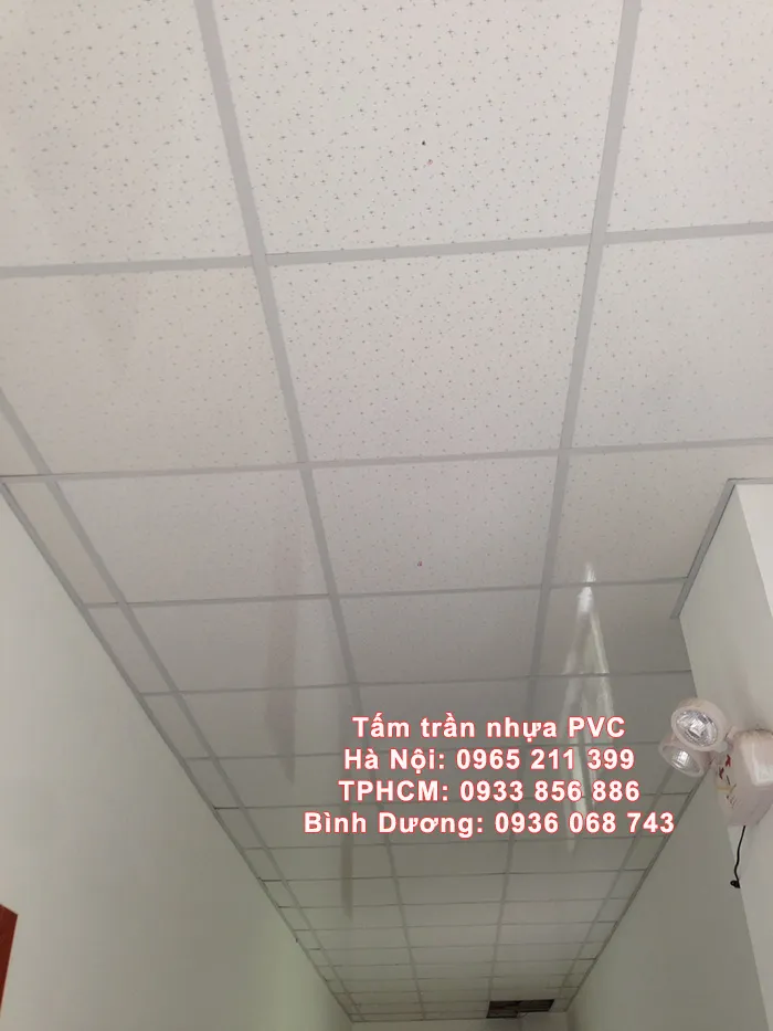 Hình ảnh thi công tấm trần thả nhựa PVC thực tế