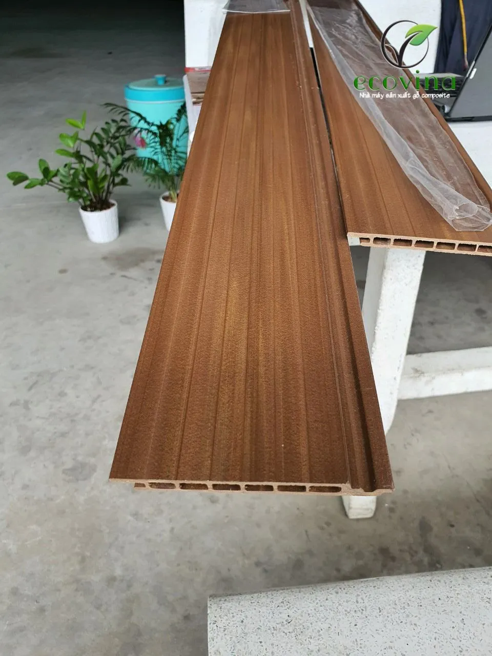 Hình ảnh thi công trần gỗ nhựa Ecovina tại Thái Lan