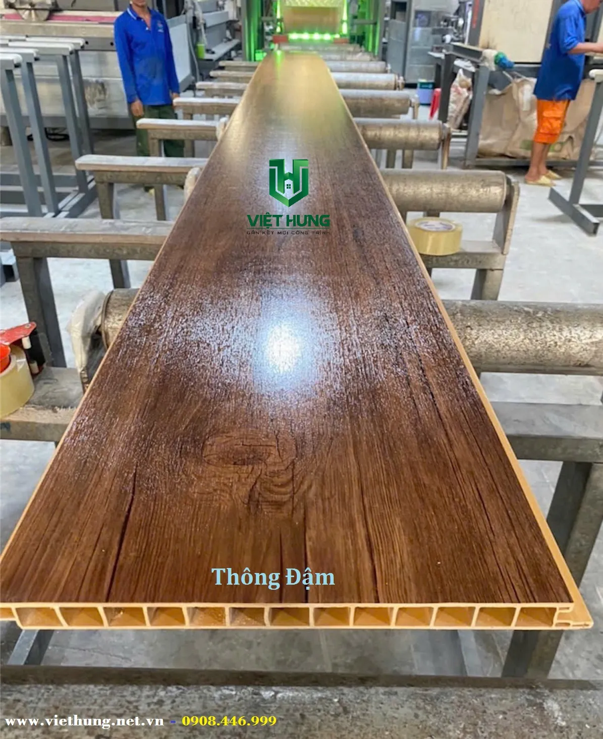 Hình ảnh thực tế tấm lót sàn PVC vân gỗ thông đậm, dễ dàng kết hợp nội thất