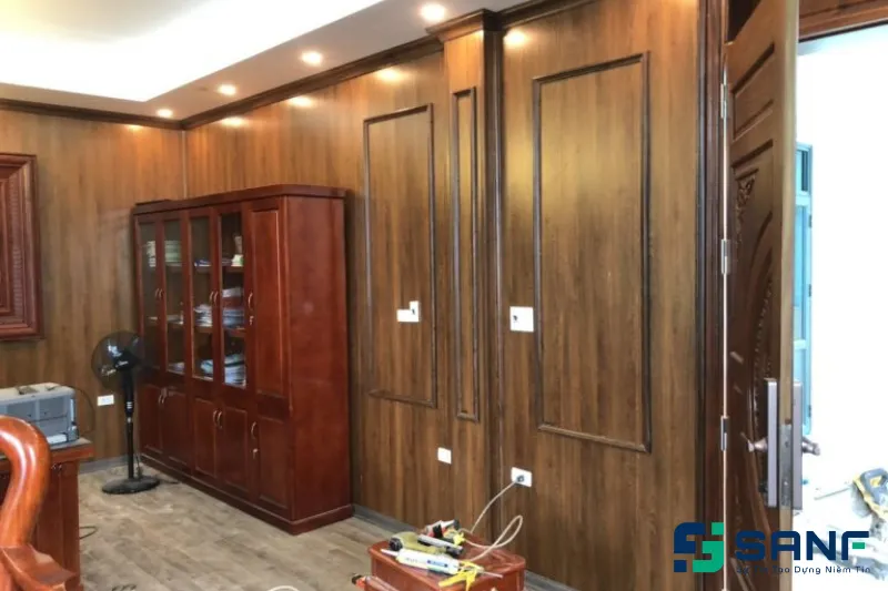 Hình ảnh thực tế thi công tấm ốp tường vân gỗ tại nhà khách hàng
