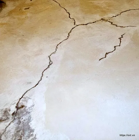 Hình ảnh thực tế vết nứt trên sàn bê tông cần chống thấm