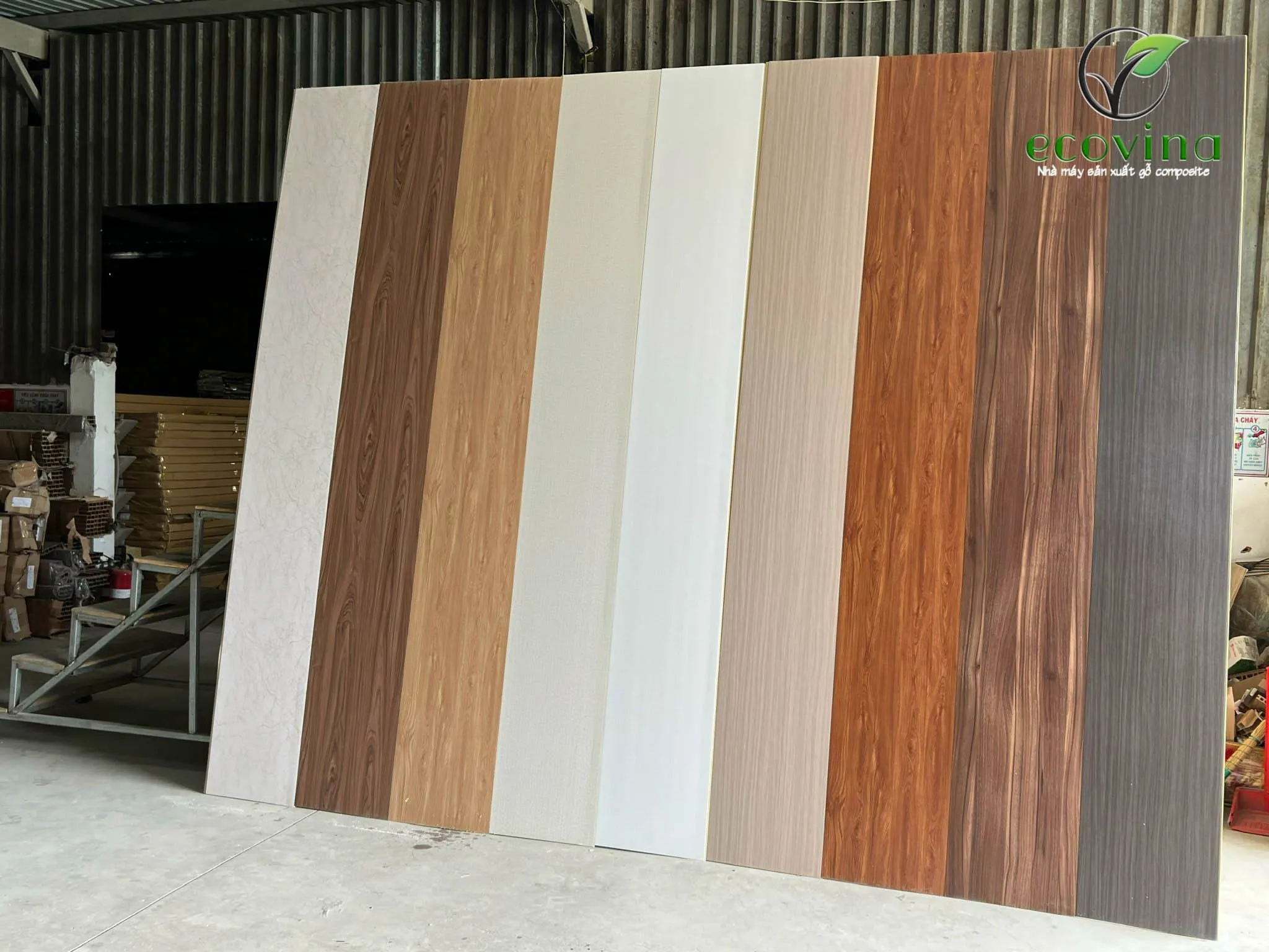 Hình ảnh tổng quan về tấm nhựa ốp tường nano Ecovina với vân gỗ tự nhiên, thường dùng làm tấm ốp trần.
