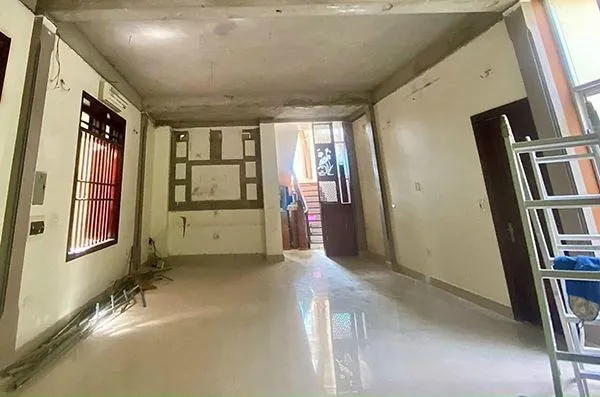 Hình ảnh trước khi cải tạo phòng khách với tường cũ