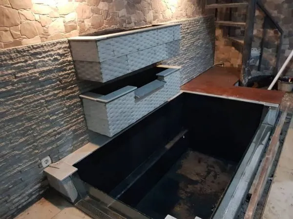 Hồ cá koi có đèn LED