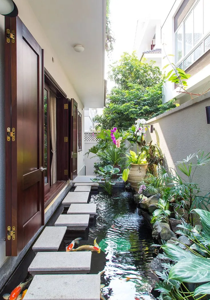Hồ cá koi mini trong nhà với bể kính và hệ thống lọc tinh tế