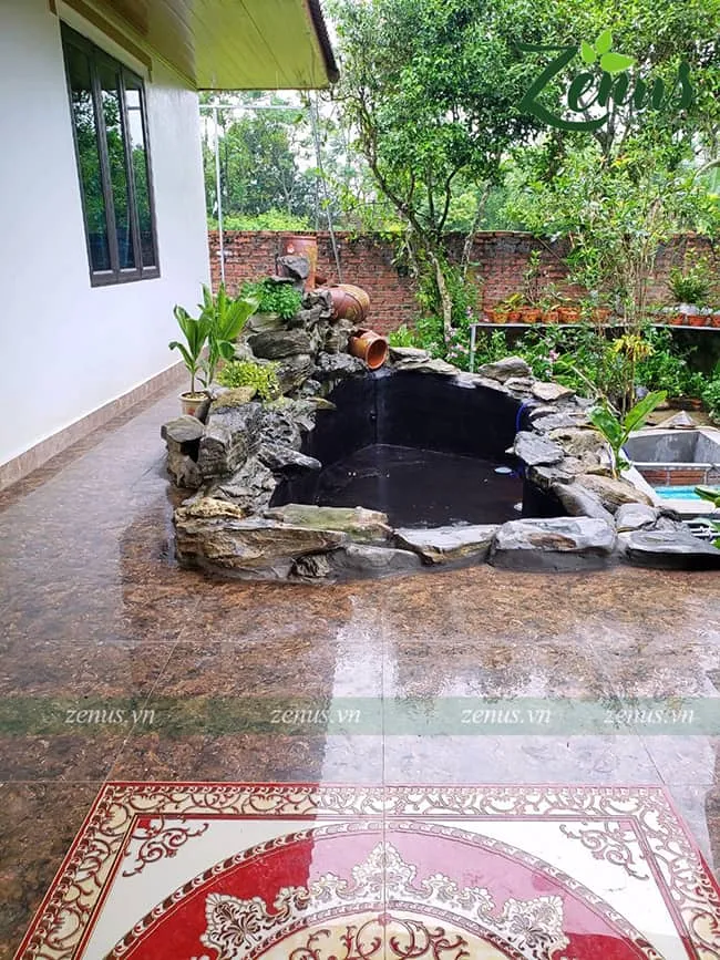 Hồ cá koi mini trong sân vườn, tạo điểm nhấn thư giãn.