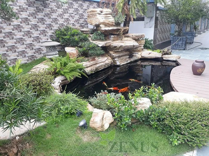 Hồ cá koi sân vườn lớn với hệ thống lọc vi sinh tiên tiến.