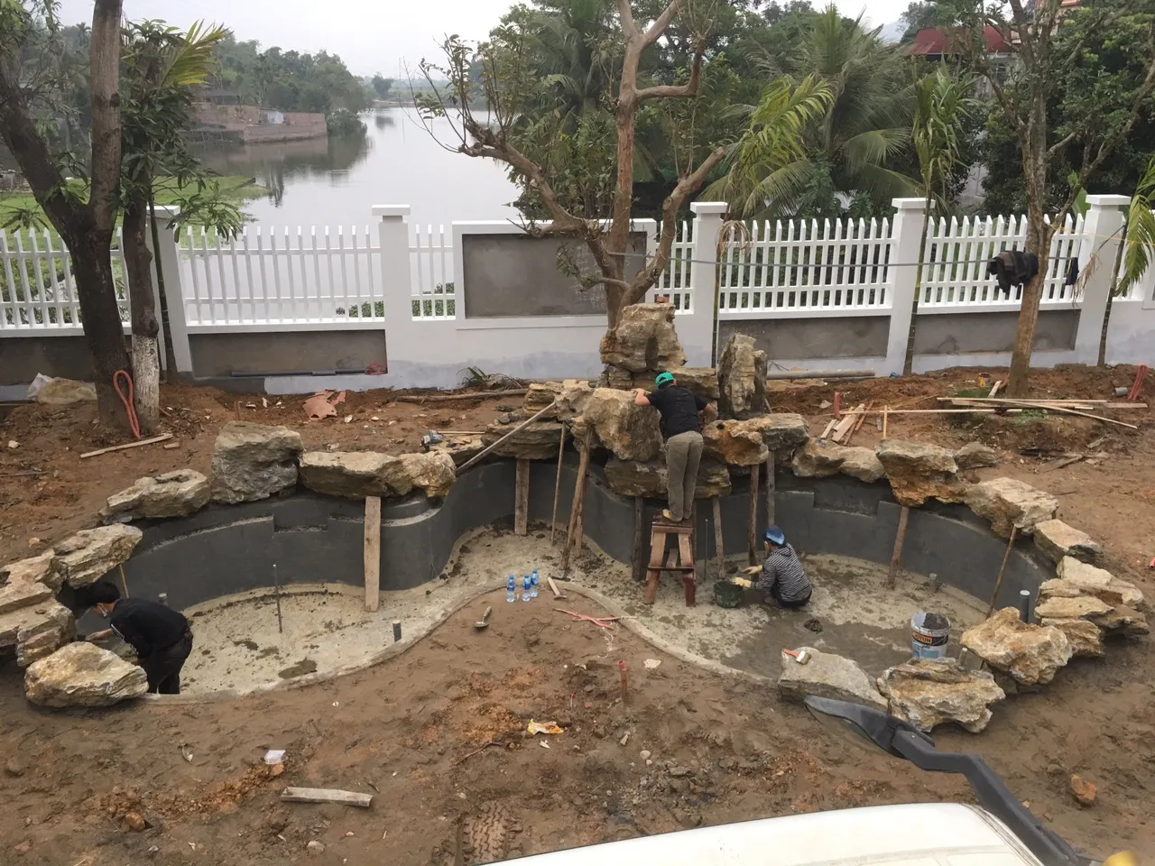 Hồ cá Koi với thành hồ kiên cố và lớp lót chống thấm HDPE