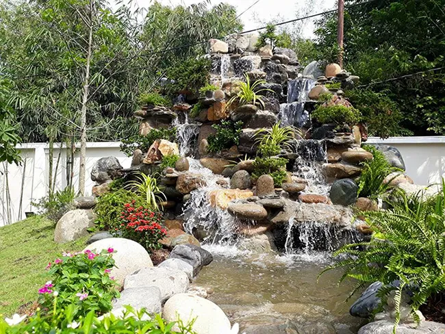 Hồ cá sân vườn nhỏ đẹp với tiểu cảnh hòn non bộ hài hòa, mang ý nghĩa phong thủy