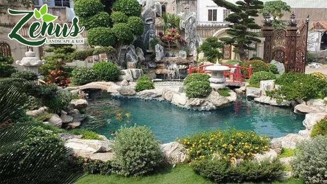 Hồ cá sân vườn với kiến trúc hiện đại, thể hiện đẳng cấp gia chủ.