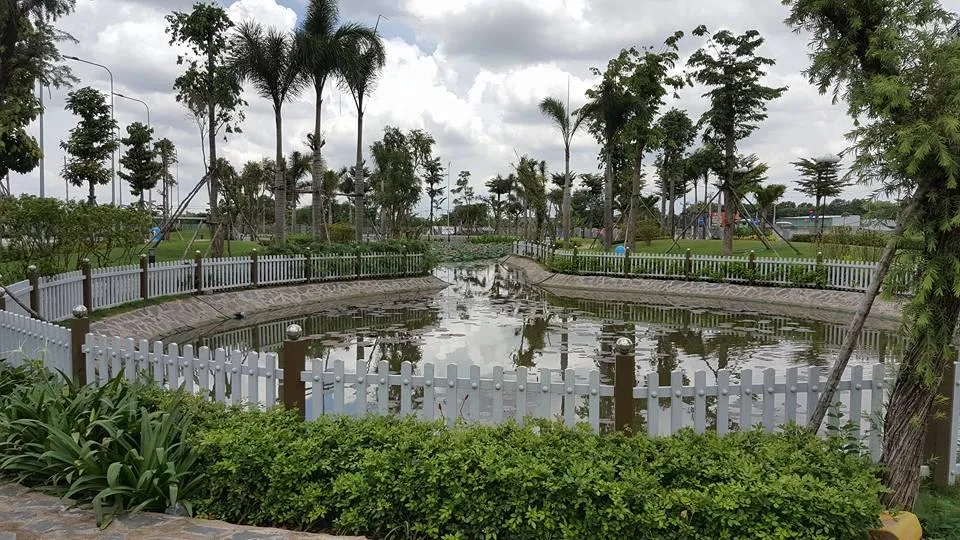 Hồ cân bằng chứa nước đã xử lý xong để phụ vụ tưới cây xanh