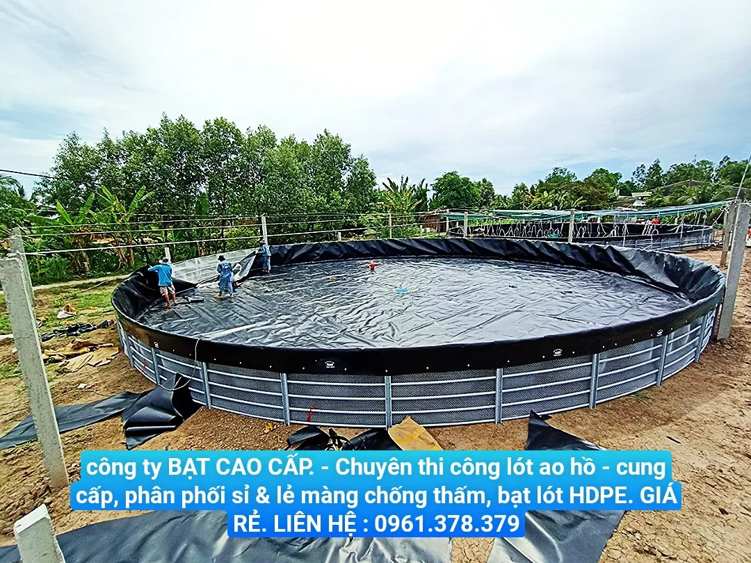 Hồ nuôi tôm nổi làm bằng bạt nhựa HDPE đen, thể hiện ứng dụng thực tế của vật liệu