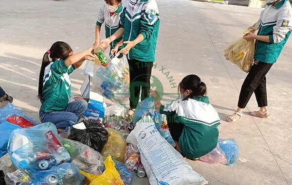 Học sinh tham gia hoạt động thu gom và phân loại rác thải