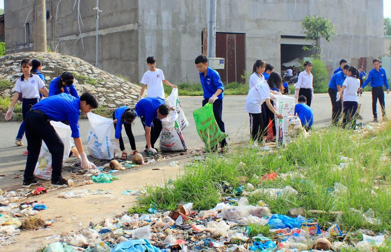 Học sinh và giáo viên cùng nhau trồng cây, nâng cao ý thức bảo vệ môi trường từ thế hệ trẻ