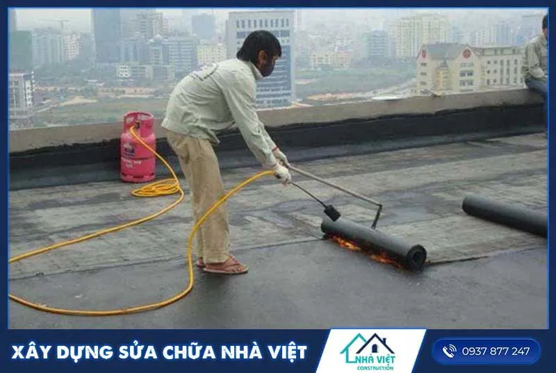 Hướng dẫn tự chống thấm sân thượng bằng màng khò nóng an toàn