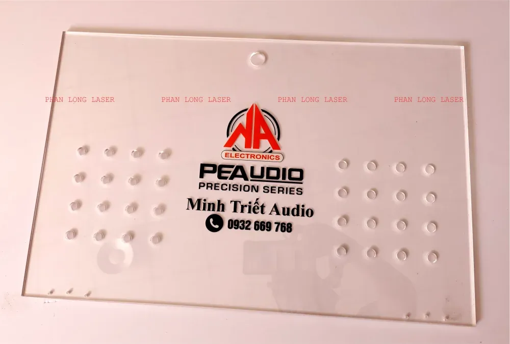 In UV logo và thông tin lên mặt nạ máy, thiết bị làm từ tấm nhựa mica acrylic