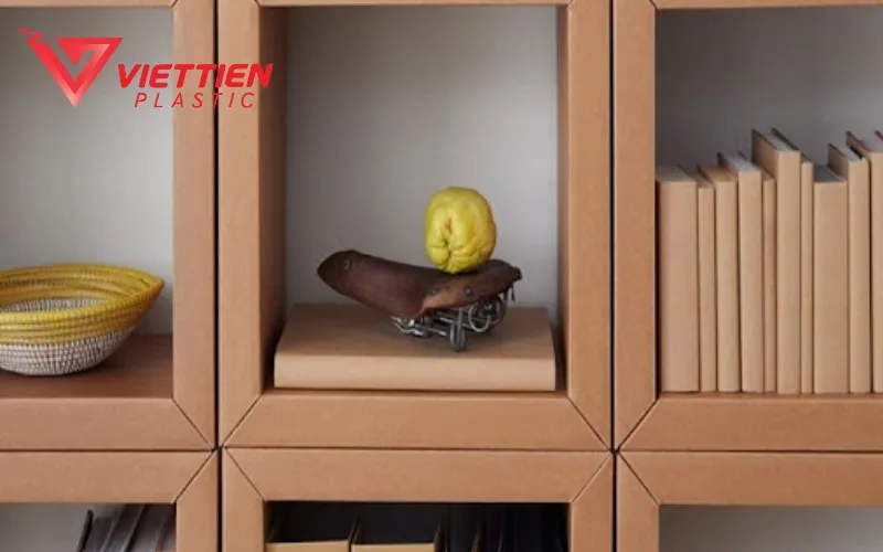 Kệ sách sáng tạo được làm từ giấy carton tái chế, thể hiện tiềm năng vật liệu bỏ đi