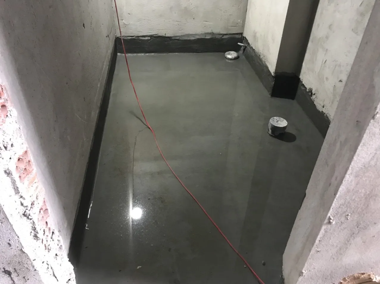 Khắc phục thấm dột và sửa chữa nhà vệ sinh tầng 2 đang sử dụng.