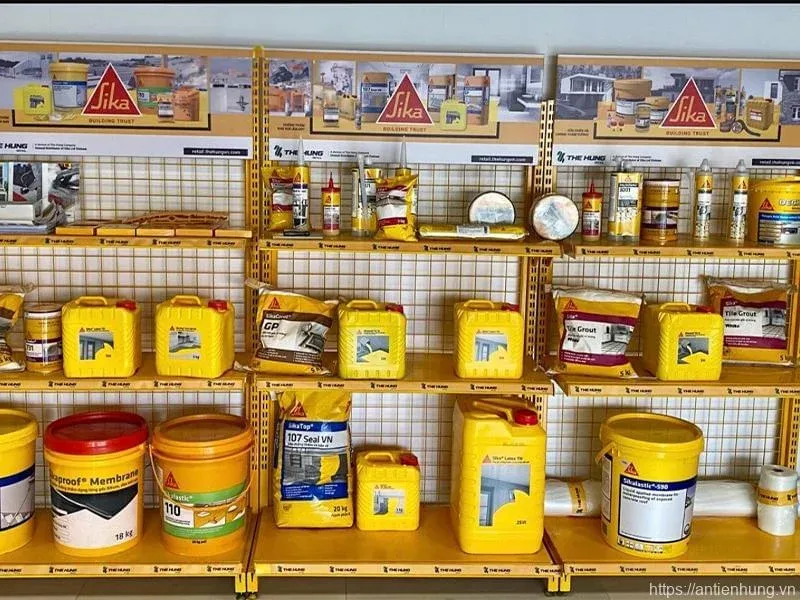 Khách hàng tham quan cửa hàng đại lý Sika cấp 1 với đầy đủ các loại vật liệu chống thấm