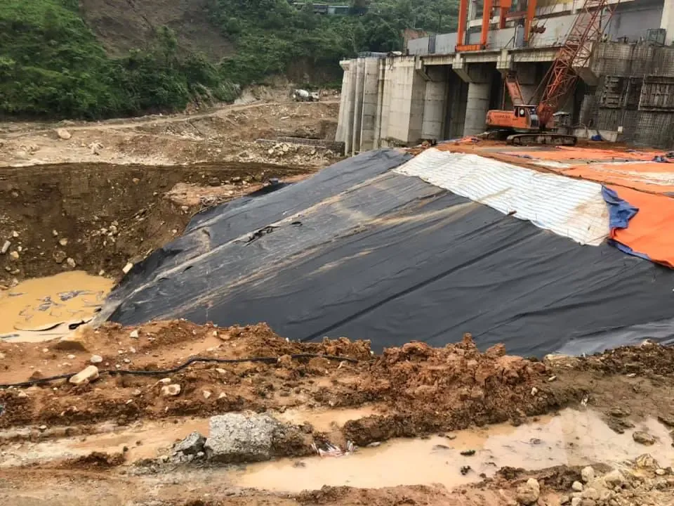 Khảo sát và chuẩn bị nền đất trước khi trải màng HDPE, đảm bảo hiệu quả chống thấm tối ưu cho công trình môi trường