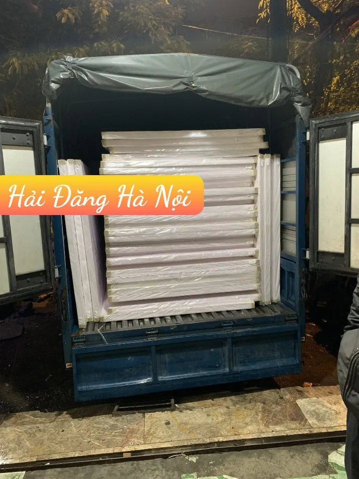 Kho bãi lưu trữ tấm gỗ nhựa và vật liệu xây dựng