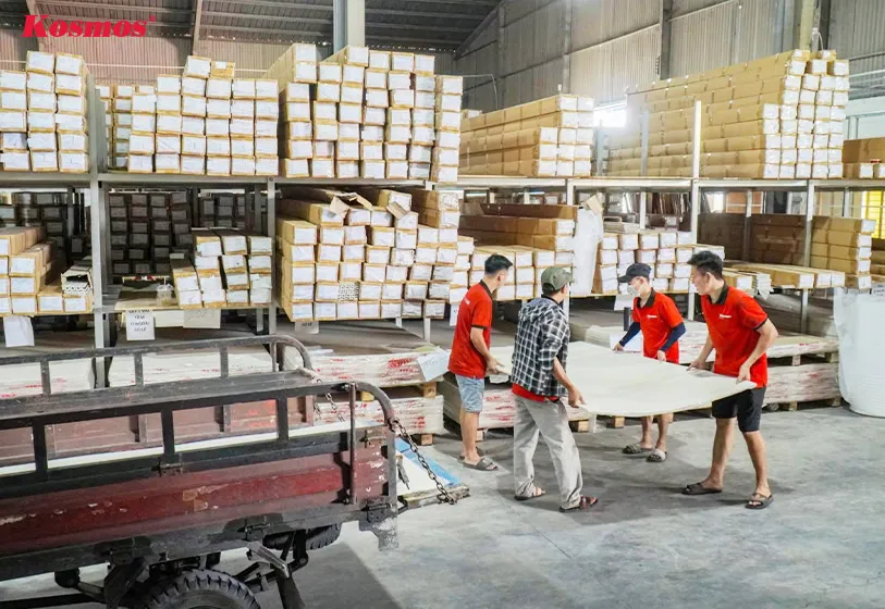 Kho Kosmos xuất hàng tấm ốp cho Khách hàng