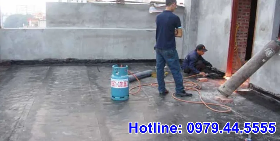 Khò nóng màng bitum chống thấm trước khi dán lên sàn mái bê tông