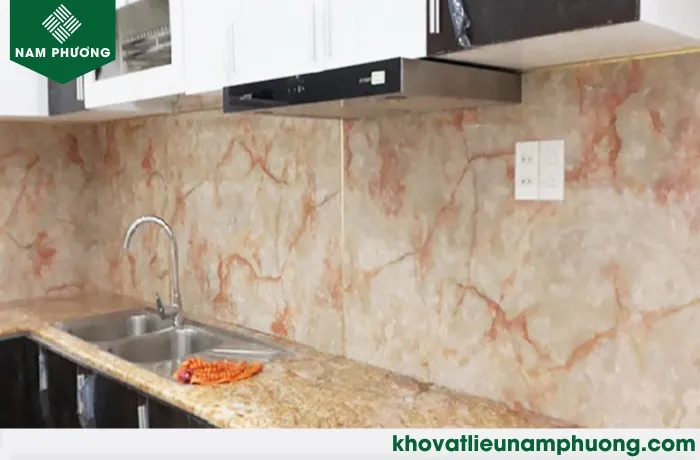 Không gian bếp hiện đại với tấm vân đá