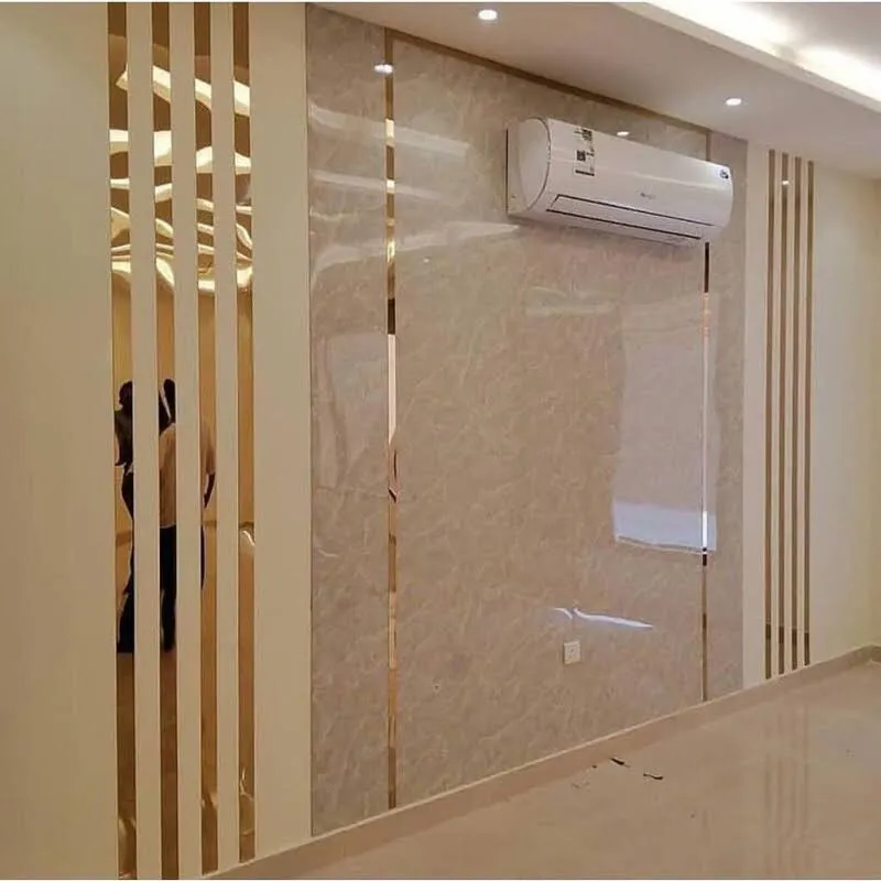 Không gian nội thất sang trọng với tường ốp tấm ốp nhựa vân đá sáng bóng, tạo điểm nhấn cao cấp