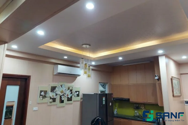 Không gian phòng bừng sáng với tấm ốp tường vân gỗ màu sáng