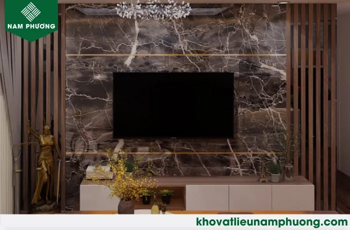Không gian phòng khách hiện đại được trang trí bằng tấm ốp PVC vân đá phía sau kệ tivi, tạo điểm nhấn sang trọng.