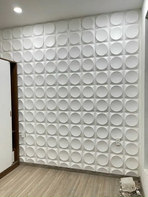Không gian phòng khách hiện đại với tấm ốp tường nhựa PVC 3D họa tiết hình học