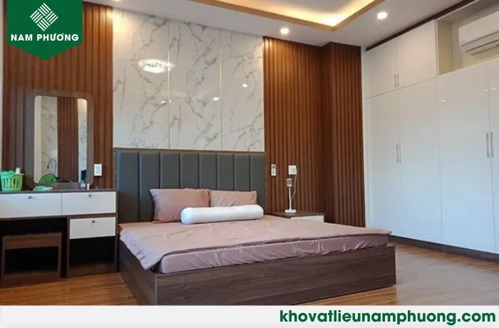 Không gian phòng ngủ tinh tế với ốp tường vân đá giả cẩm thạch