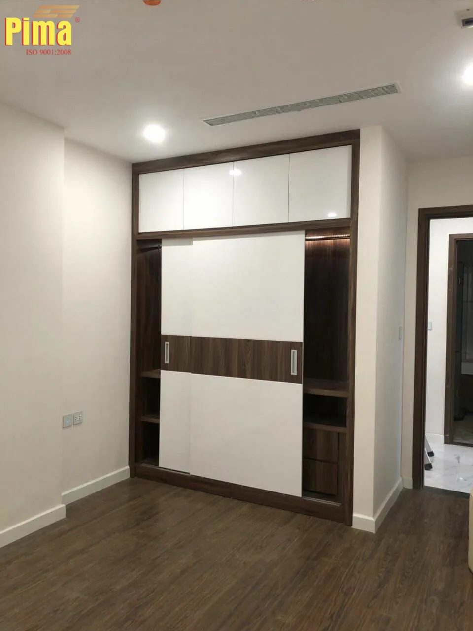 Không gian phòng tắm sang trọng với ván pima chống ẩm tuyệt đối