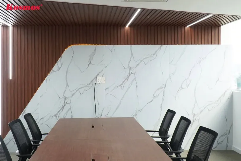 Không gian văn phòng hiện đại với bức tường được ốp tấm nhựa PVC vân đá màu sáng, mang lại vẻ đẹp tự nhiên và chuyên nghiệp.
