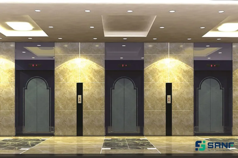 Khu vực thang máy khách sạn được ốp tấm nhựa vân đá cẩm thạch, tăng tính thẩm mỹ và độ bền.