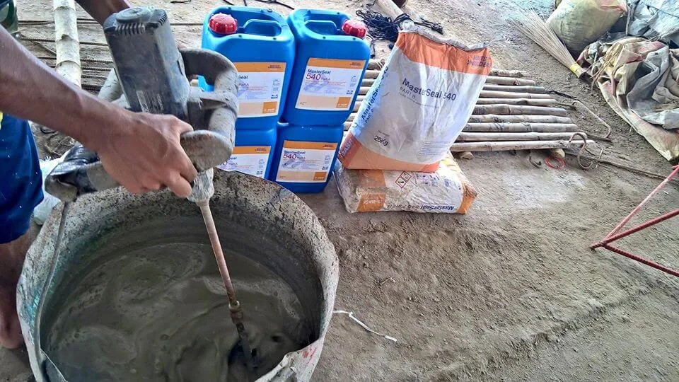 Khuấy trộn hai thành phần của vữa chống thấm MasterSeal 540