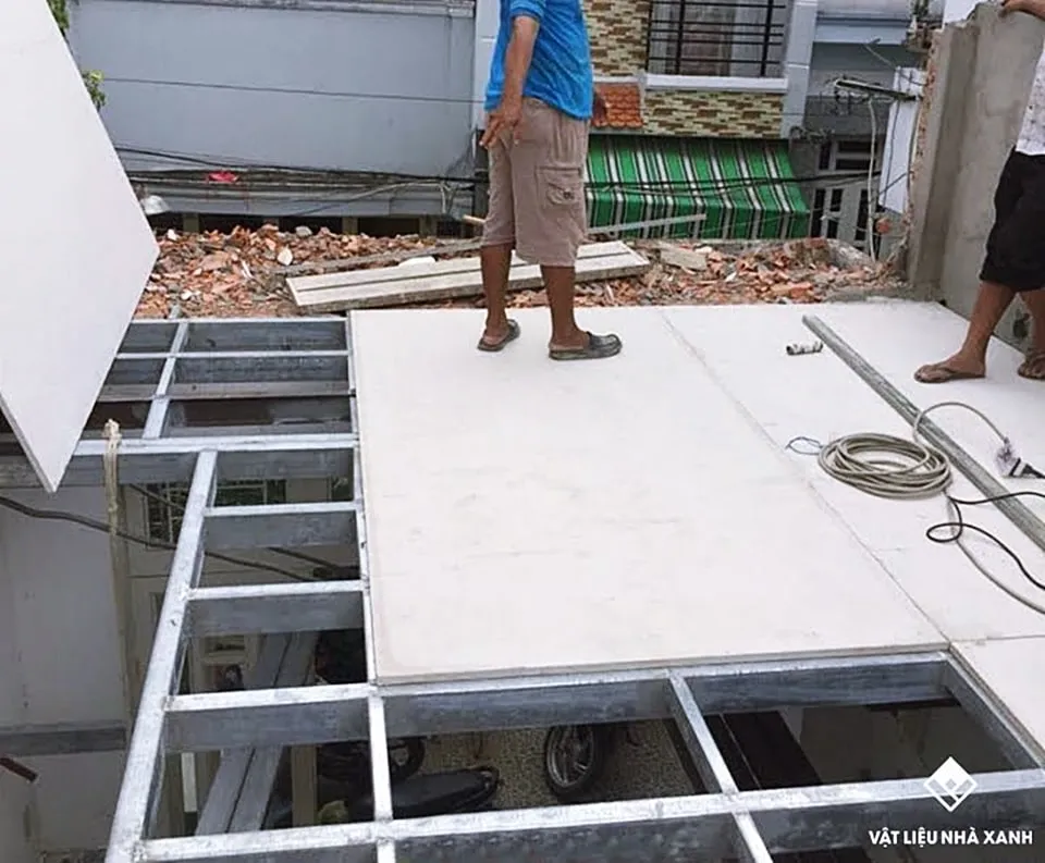 Khung kết cấu và sàn bê tông đang được thi công cho sân thượng