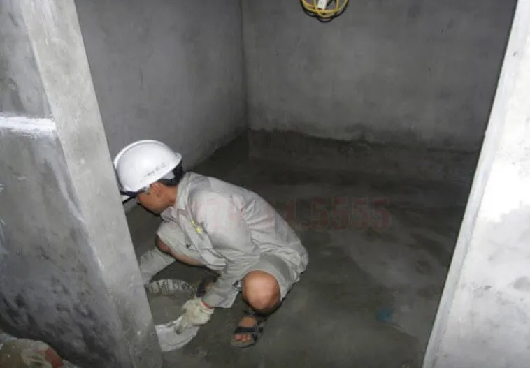 Kiểm tra các yếu tố trước khi áp dụng kỹ thuật chống thấm sàn vệ sinh