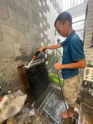 Kiểm tra chất lượng nước và tình trạng cá Koi trong hồ