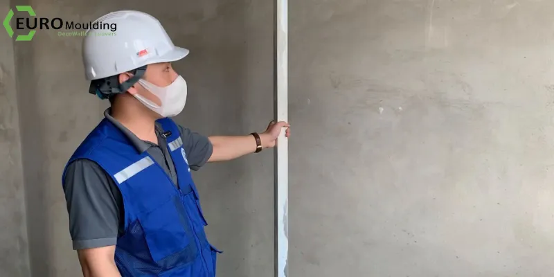 Kiểm tra mặt tường trước khi thi công nhựa ốp tường chống ẩm
