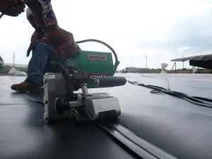 Kiểm tra mối hàn kép bạt HDPE bằng phương pháp thổi khí nén, một kỹ thuật quan trọng để đảm bảo độ kín khít trong thi công màng chống thấm.