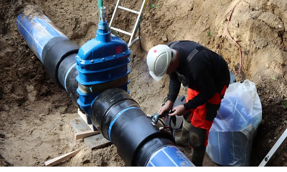 Kiểm tra mối hàn ống HDPE bằng mắt thường để phát hiện các khuyết tật bề mặt, đảm bảo sự đồng đều và liền mạch của đường hàn.