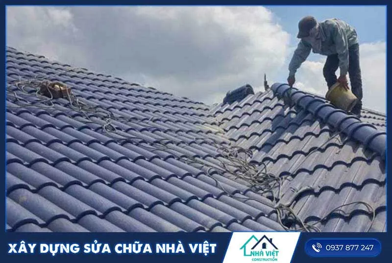 Kiểm tra và sửa chữa ngói bị vỡ hỏng, mái nhà dột do ngói