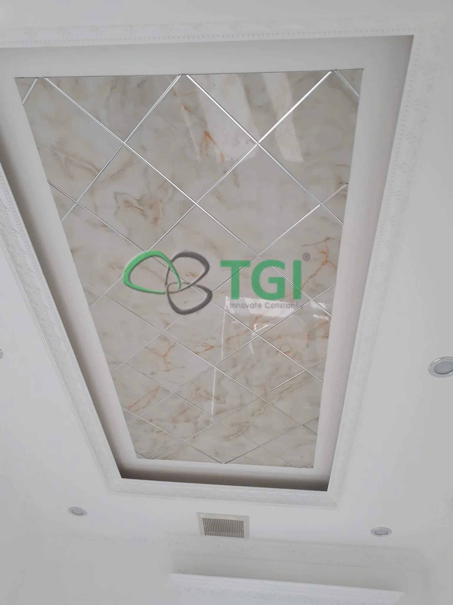 Kiểu trần nhựa PVC giả đá với vân đá lớn, tạo sự mạnh mẽ và hiện đại.