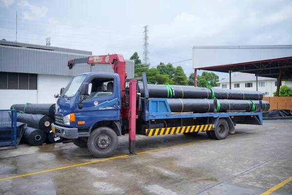 KSP Việt Nam vận chuyển bạt tới tận trang trại cho quý bà con