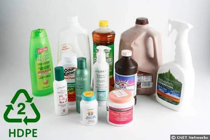 Ký hiệu tái chế nhựa số 2 (HDPE) trên bình sữa, thể hiện vật liệu an toàn và bền bỉ