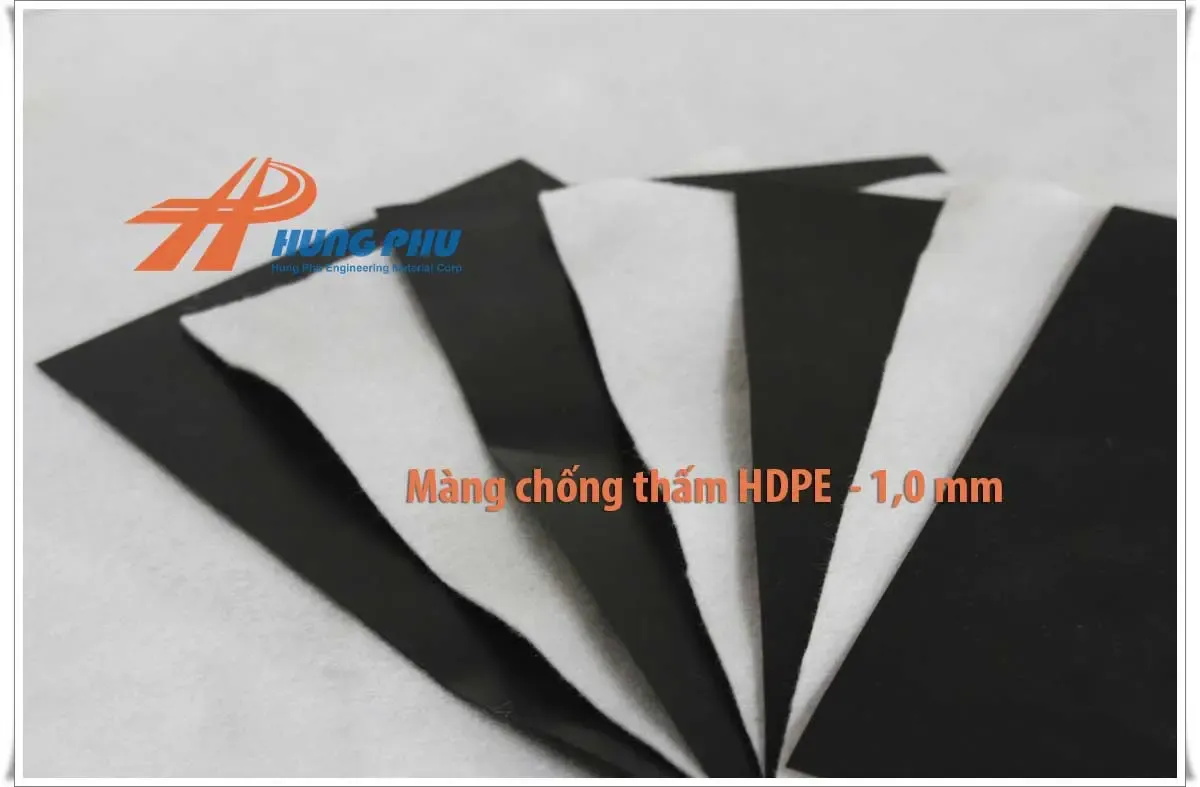 Kỹ sư đang kiểm tra bạt HDPE tại công trình