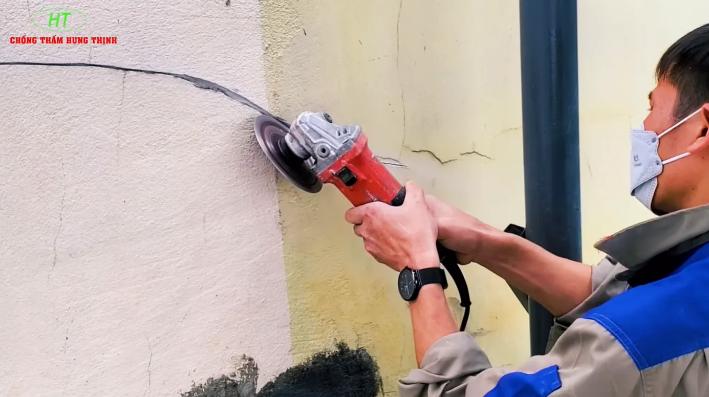 Kỹ thuật cắt mở rộng vết nứt tường ngoài trời hình chữ V để chuẩn bị xử lý chống thấm